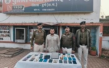 भिलाई में शातिर मोबाइल चोर गिरफ्तार: खेल मैदान और परीक्षा केंद्र के बाहर वाहनों से करता था चोरी, 6 लाख के फोन जब्त...