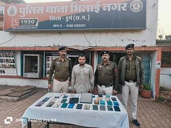 भिलाई में शातिर मोबाइल चोर गिरफ्तार: खेल मैदान और परीक्षा केंद्र के बाहर वाहनों से करता था चोरी, 6 लाख के फोन जब्त...