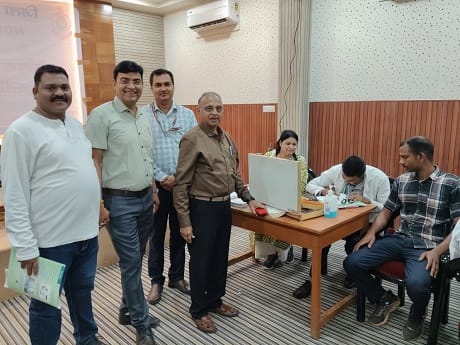दुर्ग में पुलिस वाहन चालकों के लिए हेल्थ चेकअप कैंप: 116 ड्राइवरों की आंख, बीपी और शुगर जांच... 1 दुर्ग में पुलिस वाहन चालकों के लिए हेल्थ चेकअप कैंप: 116 ड्राइवरों की आंख, बीपी और शुगर जांच...
