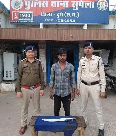 तलवार लहराकर मारपीट एवं जान से मारने की धमकी देने वाला आरोपी गिरफ्तार... 1 तलवार लहराकर मारपीट एवं जान से मारने की धमकी देने वाला आरोपी गिरफ्तार...