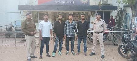 दुर्ग पुलिस की बड़ी कार्रवाई: धारदार हथियार से लोगों को डराने वाले 4 आरोपी गिरफ्तार, कार समेत हथियार जब्त...