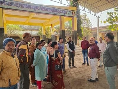 अहिवारा क्षेत्र के विद्यालयों का डीईओ द्वारा आकस्मिक निरीक्षण, लापरवाही पर नाराज़गी...