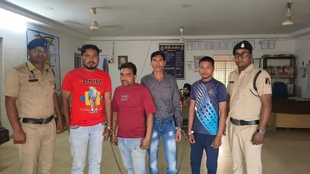 पुलिस बनकर फोन करने और थाने में हंगामा करने वाले 4 आरोपी गिरफ्तार, नशे में ड्राइविंग पर भी कार्रवाई
