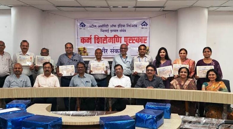 गैर संकार्य विभाग के कार्मिक कर्म शिरोमणि पुरस्कार से हुए सम्मानित...