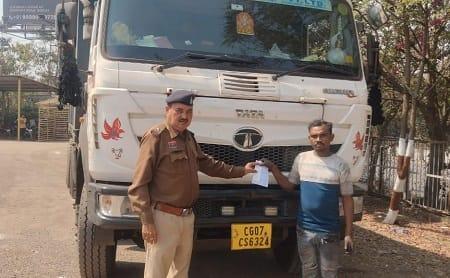 दुर्ग यातायात पुलिस की बड़ी कार्रवाई: नशे में तेज रफ्तार हाइवा चालक पर ₹15,000 जुर्माना...