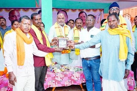 दुर्ग ग्रामीण विधायक ललित चंद्राकर ने ग्राम कैशोखेरी (टिपानगढ़) में भगवान बिरसा मुंडा जी की प्रतिमा अनावरण किया