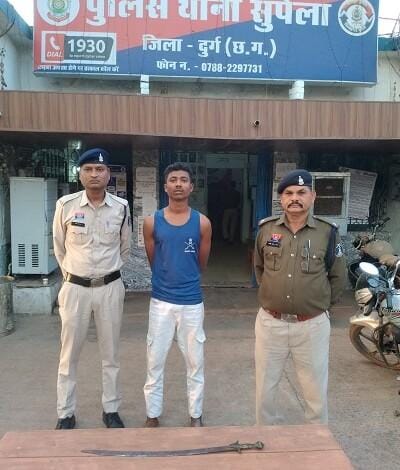 कोसा नगर सुपेला में धारदार हथियार लहराकर भय उत्पन्न करने वाला आरोपी गिरफ्तार...