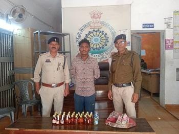 थाना नेवई की बड़ी कार्रवाई: 30 पाव देशी शराब के साथ युवक गिरफ्तार...