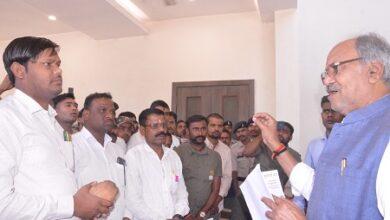 जंगल सफारी में बस संचालन निजी हाथों में देने के प्रस्ताव का विरोध, दैनिक वेतनभोगी कर्मचारियों ने सांसद बृजमोहन को सौंपा ज्ञापन