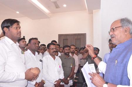 जंगल सफारी में बस संचालन निजी हाथों में देने के प्रस्ताव का विरोध, दैनिक वेतनभोगी कर्मचारियों ने सांसद बृजमोहन को सौंपा ज्ञापन