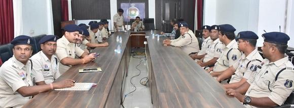 डायल-112 सेवा की प्रभावशीलता बढ़ाने हेतु बैठक आयोजित कर आवश्यक दिशा-निर्देश दिए गए...