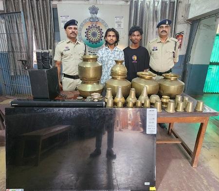 सूने मकान का ताला तोड़कर चोरी करने वाले 02 आरोपी गिरफ्तार... 1 सूने मकान का ताला तोड़कर चोरी करने वाले 02 आरोपी गिरफ्तार...