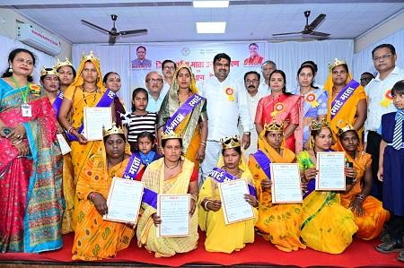 शिक्षा मंत्री गजेन्द्र यादव ने किया अंगना म शिक्षा देने वाली माताओं का सम्मान...