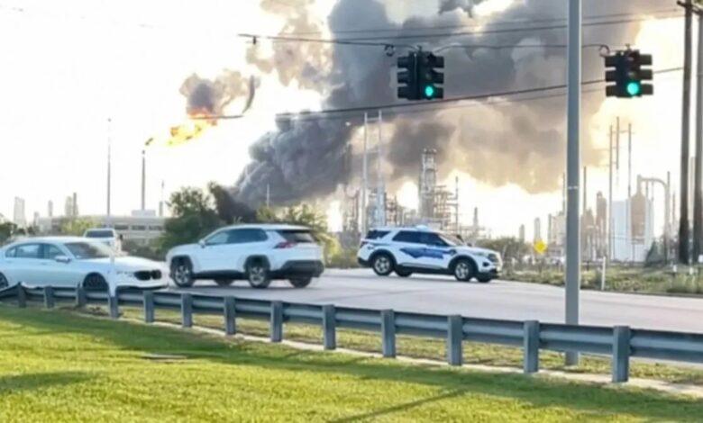टेक्सास की तेल रिफाइनरी में महाभीषण विस्फोट, सैकड़ों फुट ऊपर उठीं आग और धुएं की लपटें; लोगों को घरों में रहने का निर्देश
