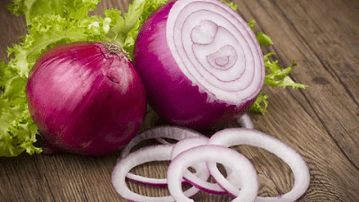 गर्मियों में कच्चा प्याज खाने के फायदे: लू से बचाव से लेकर पाचन तक, जाने...