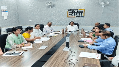 कमिश्नर की सख्त समीक्षा: लंबित राजस्व प्रकरण जल्द निपटाएं, स्वास्थ्य सेवाओं में सुधार के दिए निर्देश...