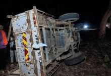 बारात बन गई मौत का सफर: पेड़ से टकराई पिकअप, एक की मौत, दो जिंदगी से जूझ रहे...