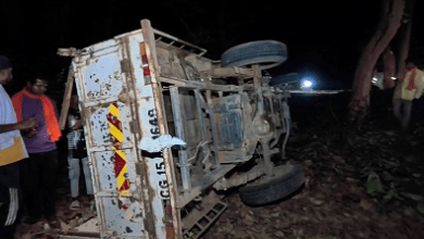 बारात बन गई मौत का सफर: पेड़ से टकराई पिकअप, एक की मौत, दो जिंदगी से जूझ रहे...