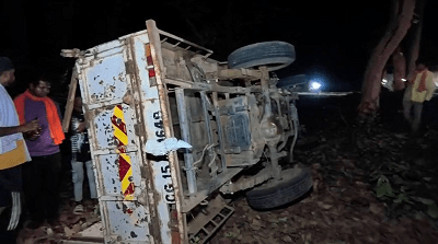 बारात बन गई मौत का सफर: पेड़ से टकराई पिकअप, एक की मौत, दो जिंदगी से जूझ रहे...