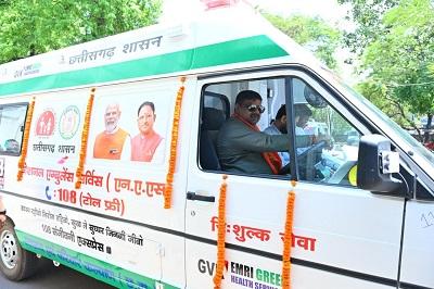 मंत्री गजेन्द्र यादव ने सम्हाली एम्बुलेंस की स्टेयरिंग, एम्बुलेंस का शुभारंभ, सेवा और संवेदनशीलता का दिए संदेश