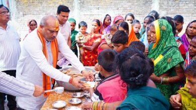गृह ग्राम दोनर बजरंग चौक स्थित प्राचीन हनुमान मंदिर में पूजा अर्चना कर प्रदेश वासियों की खुशहाली की कामना किया