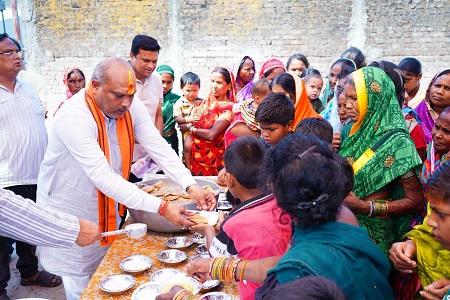 गृह ग्राम दोनर बजरंग चौक स्थित प्राचीन हनुमान मंदिर में पूजा अर्चना कर प्रदेश वासियों की खुशहाली की कामना किया