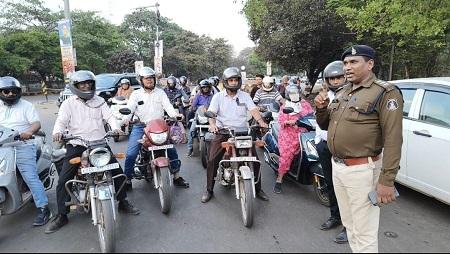 लगातार सघन चेकिंग अभियान का प्रभाव – जिले में 80% दोपहिया चालक हेलमेट उपयोग करते पाए गए