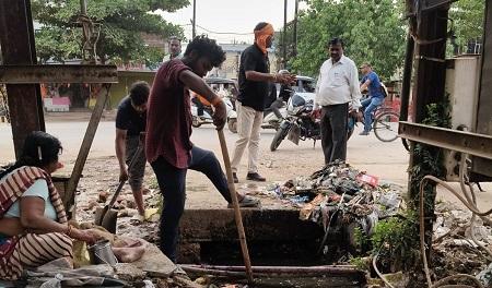 पाइप लाइन लीकेज से जलभराव की समस्या को निगम प्रशासन ने तत्काल किया समाधान...