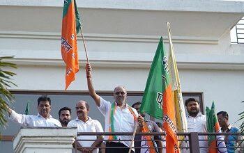 भाजपा स्थापना दिवस पर सांसद बृजमोहन अग्रवाल ने कार्यालय में फहराया पार्टी ध्वज, कार्यकर्ताओं व देशवासियों को दी शुभकामनाएं... 26 भाजपा स्थापना दिवस पर सांसद बृजमोहन अग्रवाल ने कार्यालय में फहराया पार्टी ध्वज, कार्यकर्ताओं व देशवासियों को दी शुभकामनाएं...