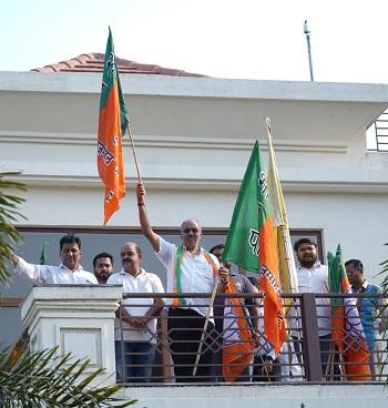 भाजपा स्थापना दिवस पर सांसद बृजमोहन अग्रवाल ने कार्यालय में फहराया पार्टी ध्वज, कार्यकर्ताओं व देशवासियों को दी शुभकामनाएं...