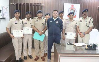 महिला से मंगलसूत्र लूटने वाला आरोपी तुरंत गिरफ्तार, पुलिस टीम को SP ने किया सम्मानित...