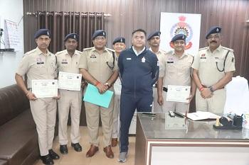 महिला से मंगलसूत्र लूटने वाला आरोपी तुरंत गिरफ्तार, पुलिस टीम को SP ने किया सम्मानित...