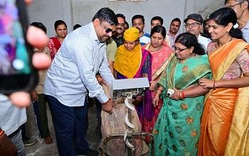 उचित मूल्य की दुकान पहुँचे मंत्री गजेन्द्र यादव, स्वयं हितग्राही को चावल मापकर मशीन की सटीकता जांचे... 1 उचित मूल्य की दुकान पहुँचे मंत्री गजेन्द्र यादव, स्वयं हितग्राही को चावल मापकर मशीन की सटीकता जांचे...