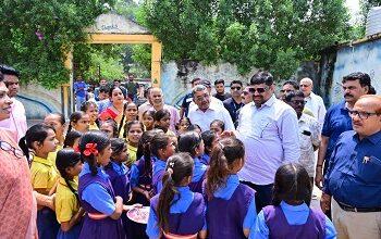 शिक्षा मंत्री गजेन्द्र यादव पहुँचे प्रा. स्कूल, बच्चों से संवाद कर पढ़ाई करने प्रेरित किये...