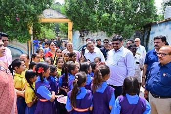 शिक्षा मंत्री गजेन्द्र यादव पहुँचे प्रा. स्कूल, बच्चों से संवाद कर पढ़ाई करने प्रेरित किये... 1 शिक्षा मंत्री गजेन्द्र यादव पहुँचे प्रा. स्कूल, बच्चों से संवाद कर पढ़ाई करने प्रेरित किये...