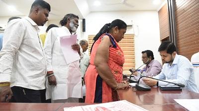 किसानों ने खेतों की जल निकासी की समस्या के समाधान हेतु जनदर्शन में लगाई गुहार...