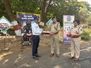 पुलिस उपमहानिरीक्षक/वरिष्ठ पुलिस अधीक्षक दुर्ग द्वारा यातायात जवानों को राहत सामग्री वितरण एवं स्वास्थ्य संबंधी दिशा-निर्देश जारी...