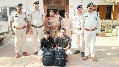 दुर्ग पुलिस की बड़ी कार्यवाही – उड़ीसा से गांजा लाकर सप्लाई करने वाले 03 आरोपी गिरफ्तार, ₹5.19 लाख की सामग्री जप्त...