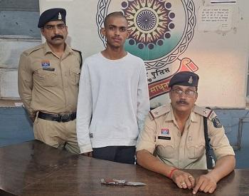 सार्वजनिक स्थल पर धारदार हथियार लहराकर आम नागरिकों को डराने वाले आरोपी को छावनी पुलिस ने किया गिरफ्तार...