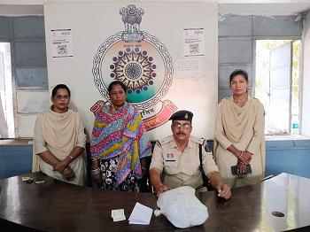 दुर्ग पुलिस द्वारा जारी टोल फ्री नंबर 1933 पर प्राप्त सूचना पर त्वरित कार्यवाही– अवैध गांजा बिक्री करने वाली महिला गिरफ्तार...
