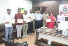 आत्महत्या का प्रयास करने वाले युवक की जान बचाने वाले जनप्रतिनिधियों को पुलिस अधीक्षक द्वारा किया गया सम्मानित...