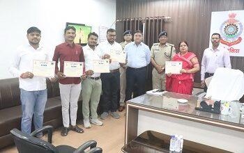 आत्महत्या का प्रयास करने वाले युवक की जान बचाने वाले जनप्रतिनिधियों को पुलिस अधीक्षक द्वारा किया गया सम्मानित...