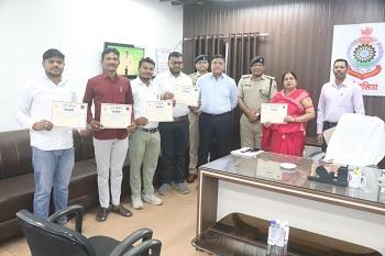 आत्महत्या का प्रयास करने वाले युवक की जान बचाने वाले जनप्रतिनिधियों को पुलिस अधीक्षक द्वारा किया गया सम्मानित...