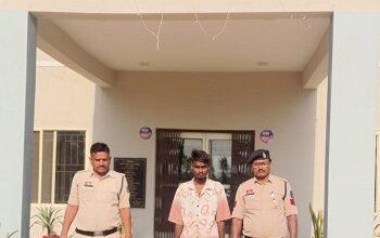 धारदार हथियार लेकर आमजन में भय उत्पन्न करने वाले युवक को पुलगांव पुलिस ने त्वरित कार्रवाई कर किया गिरफ्तार...