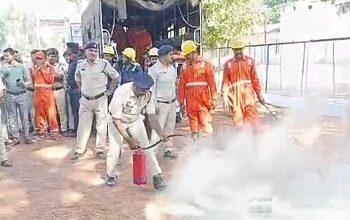 पुलिस लाइन दुर्ग में अग्नि सुरक्षा व आपदा प्रबंधन का विशेष प्रशिक्षण, 100+ जवानों को दी गई आधुनिक फायर कंट्रोल ट्रेनिंग...