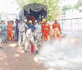 पुलिस लाइन दुर्ग में अग्नि सुरक्षा व आपदा प्रबंधन का विशेष प्रशिक्षण, 100+ जवानों को दी गई आधुनिक फायर कंट्रोल ट्रेनिंग...