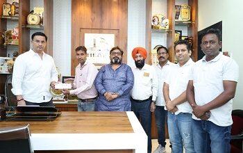 भिलाई में इंद्रजीत सिंह के नेतृत्व में ट्रांसपोर्टर्स एसोसिएशन की पहल, दो ड्राइवरों के परिवार को ₹50 हजार की मदद...