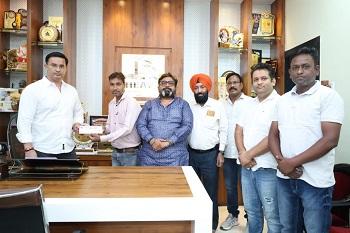 भिलाई में इंद्रजीत सिंह के नेतृत्व में ट्रांसपोर्टर्स एसोसिएशन की पहल, दो ड्राइवरों के परिवार को ₹50 हजार की मदद...