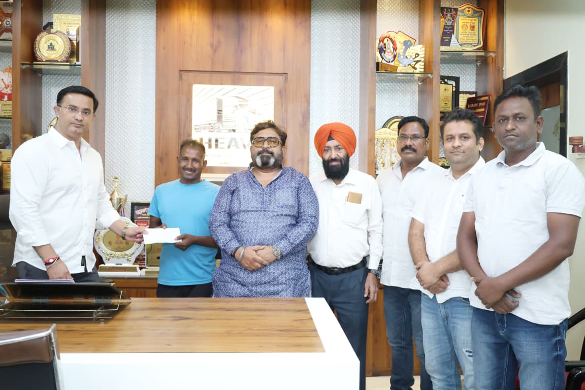 भिलाई में इंद्रजीत सिंह के नेतृत्व में ट्रांसपोर्टर्स एसोसिएशन की पहल, दो ड्राइवरों के परिवार को ₹50 हजार की मदद...