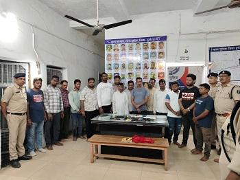 भिलाई नगर रेलवे स्टेशन के सामने जुआ खेलते 15 आरोपी गिरफ्तार, नगद राशि व वाहन जप्त...